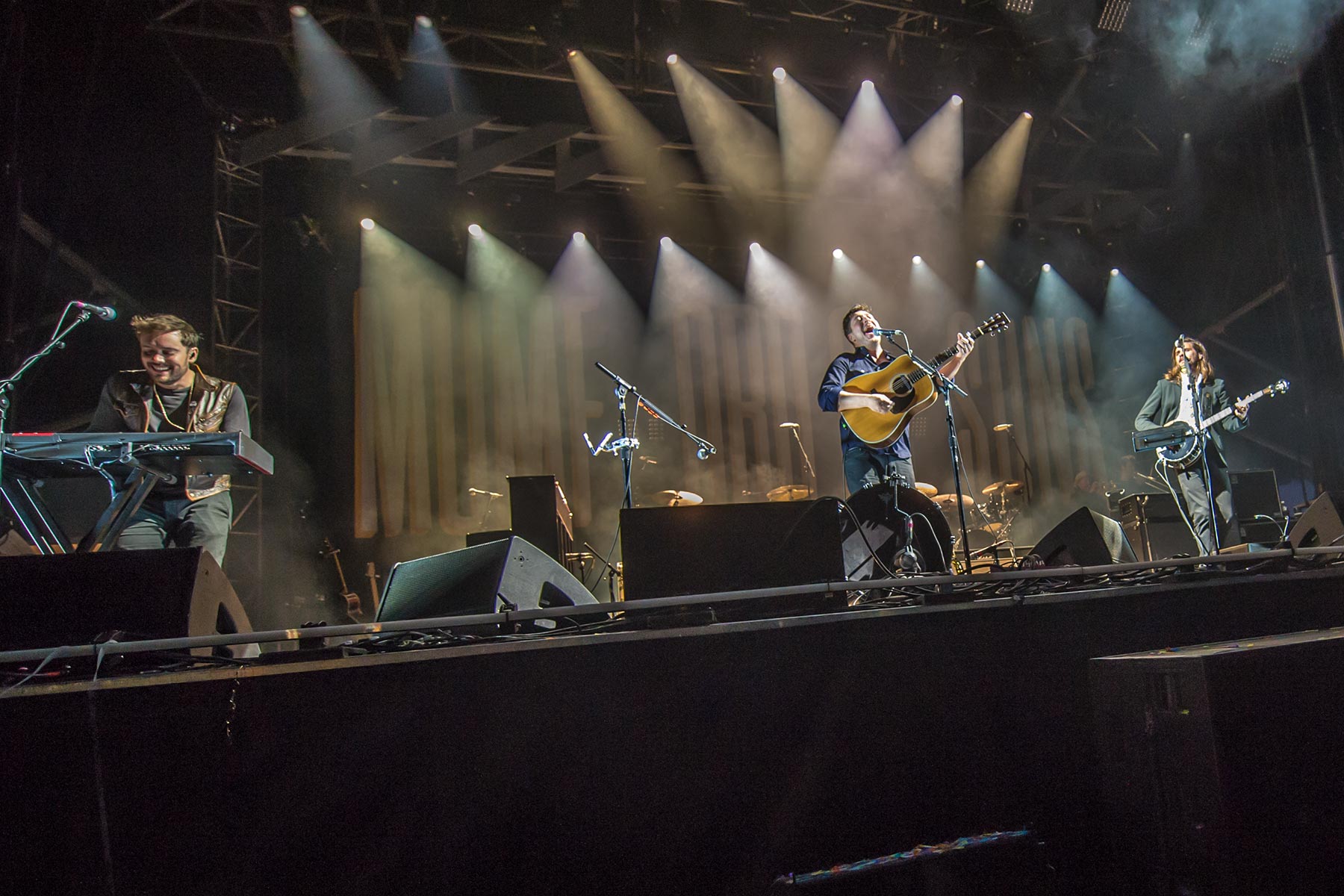 copyright_kathy_cacicedo_mumford_and_sons_GOTR_on_stage